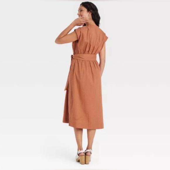 SOLD 🤑 Women's Short Sleeve Wrap Dress -
Universal Thread Rust - Picture 2 of 2
